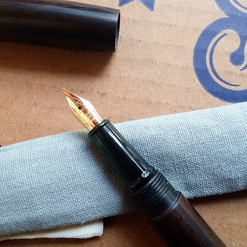 【重厚な輝き】黒檀木製万年筆 - 伝統工芸 蒔絵風仕上げ